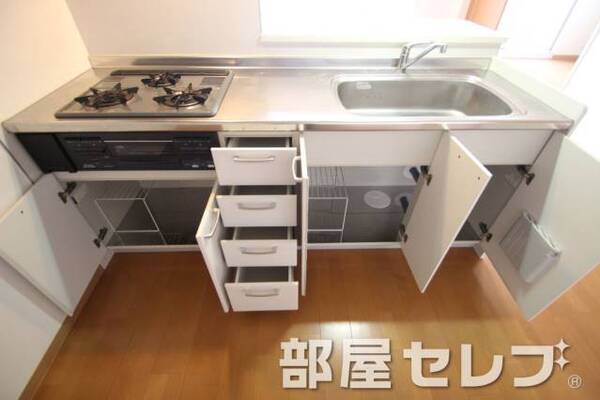 キッチン収納多いでしょ。実際見ると凄い。写真は他号室です