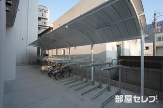 広い駐輪場があります。