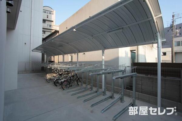 広い駐輪場があります。