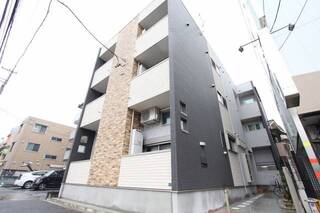 大通り沿いに面したオシャレな外観です