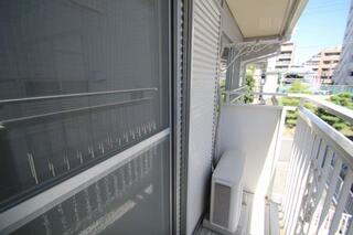 シャッター雨戸付きです。