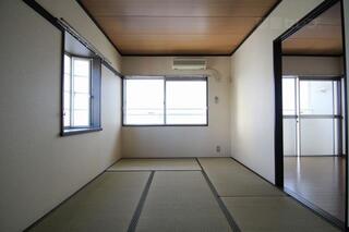 和室のお部屋は出窓付きで2面採光電気がなくても明るいです。