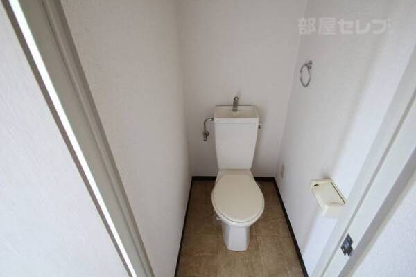 写真は201号室です。