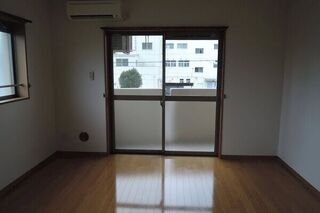 居室にはエアコンが備付けです。照明器具をプレゼント中☆