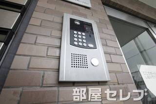 オートロック完備。