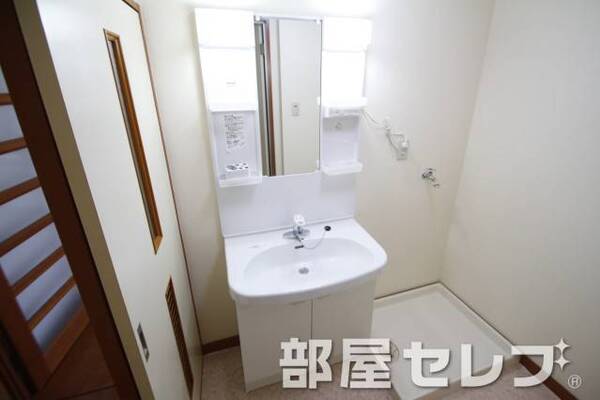独立洗面化粧台。