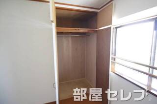 各部屋に収納あります。