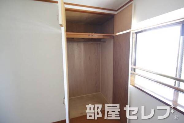 各部屋に収納あります。