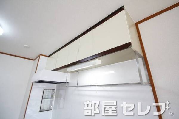 キッチン上部収納。
