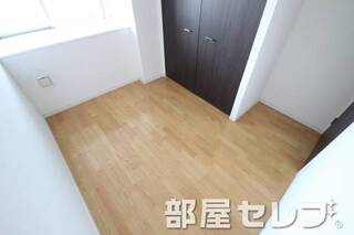 寝室へ。