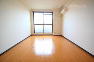 広い洋室9帖タイプのお部屋です。