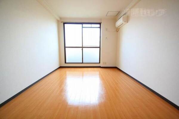 広い洋室9帖タイプのお部屋です。