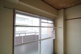 室内の物干し竿があります。