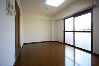 照明付きのお部屋です。
