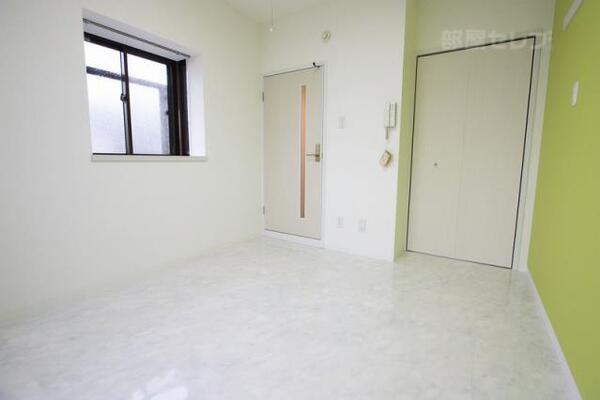 黄緑色のデザインクロスが鮮やかなな居室です。