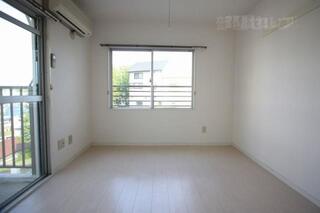 白色を基調としたいいお部屋です。
