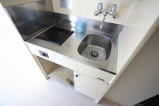 電気コンロの付いたシステムキッチンです。