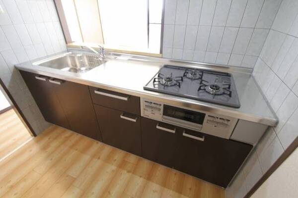 3口のシステムキッチンで料理も楽しく。