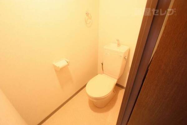 落ち着く内装のトイレです