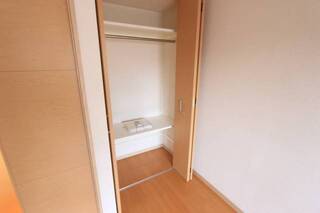 収納も上下に棚が設置してあります。