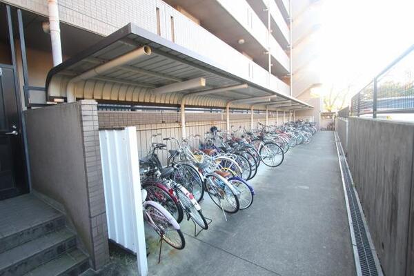 屋根つき駐輪場です。