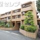 3階建てのマンション。