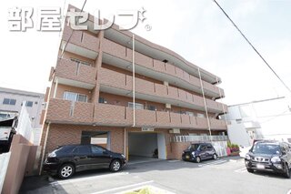 4階建てのマンション。