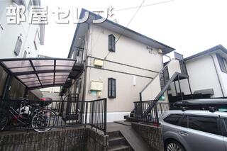 2階建てのアパート。