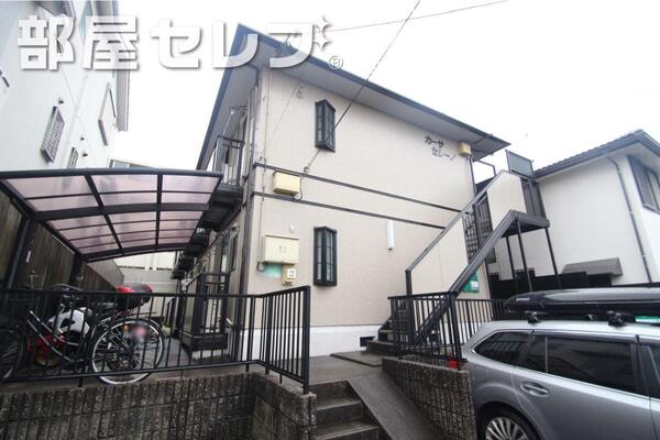 2階建てのアパート。