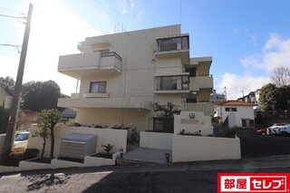 タイル貼りの3階建。