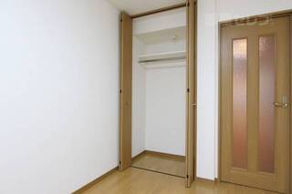 クローゼットの中もしっかり壁紙張られてます