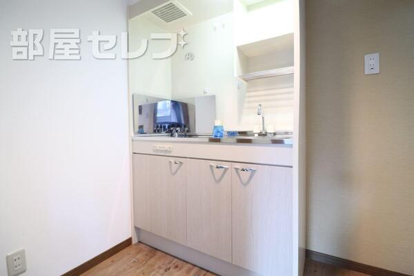 シンプルなキッチン。