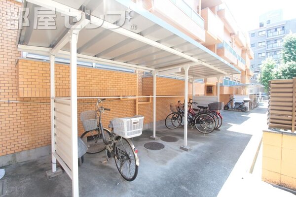屋根付きの駐輪場です。