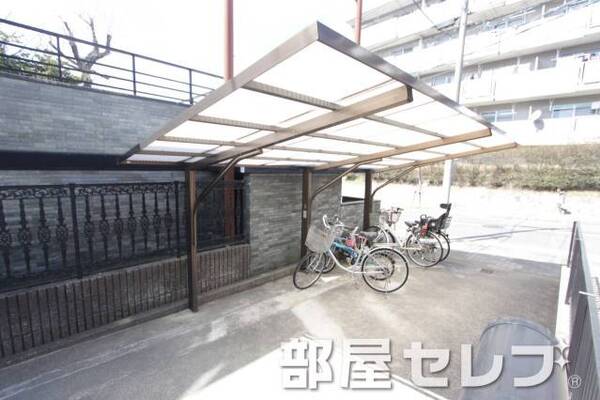 屋根付きの駐輪場もありますよ。