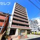 タイル張りで配色がおしゃれな建物です。