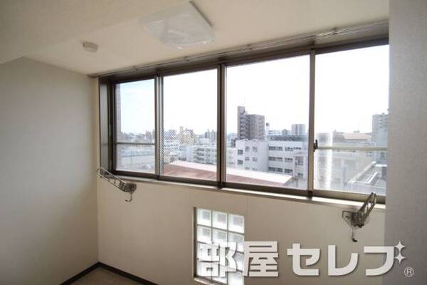 室内で洗濯物が干せれます。