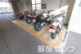 バイク置き場。