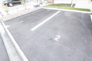 普通車が停められる駐車場です。