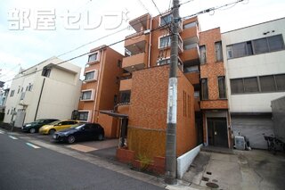 タイル貼りのオシャレな建物です。