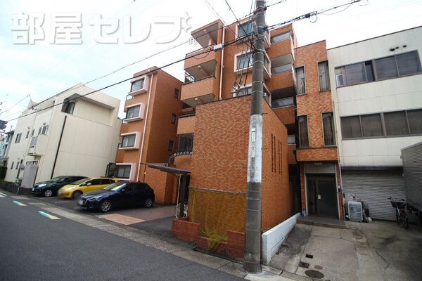 タイル貼りのオシャレな建物です。