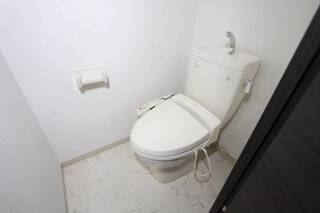 温水洗浄便座付きのお手洗いです。