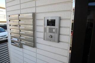 エントランスはオートロック付きで安心です