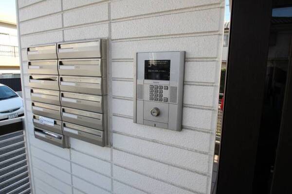 エントランスはオートロック付きで安心です