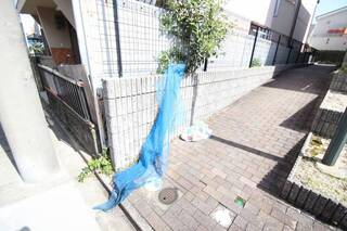 敷地内にゴミ置き場。