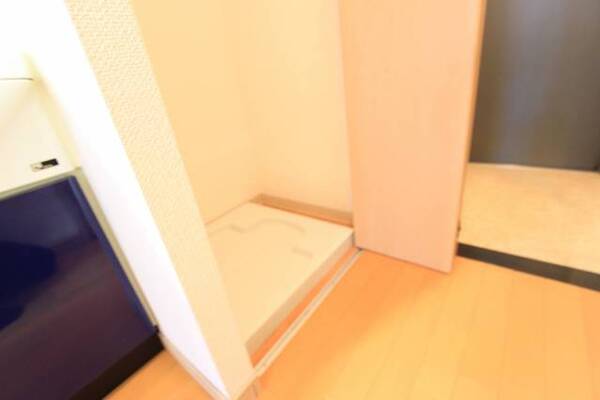 洗濯機置き場は隠せるタイプです。