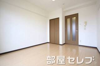 広々したお部屋で生活しやすいですね。302号室の写真です。