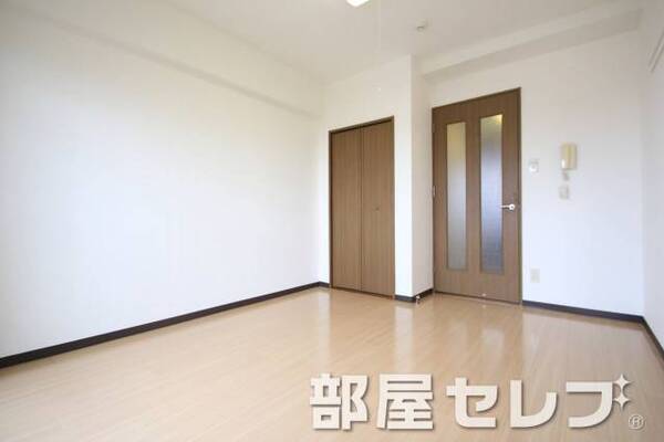 広々したお部屋で生活しやすいですね。302号室の写真です。