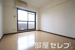 広々したお部屋で生活しやすいですね。302号室の写真です。