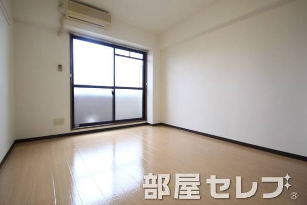 広々したお部屋で生活しやすいですね。302号室の写真です。