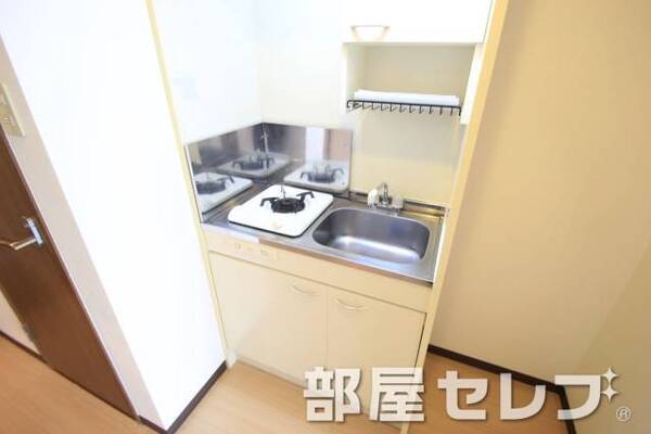 ガスキッチンのシステムキッチンです。302号室の写真です。